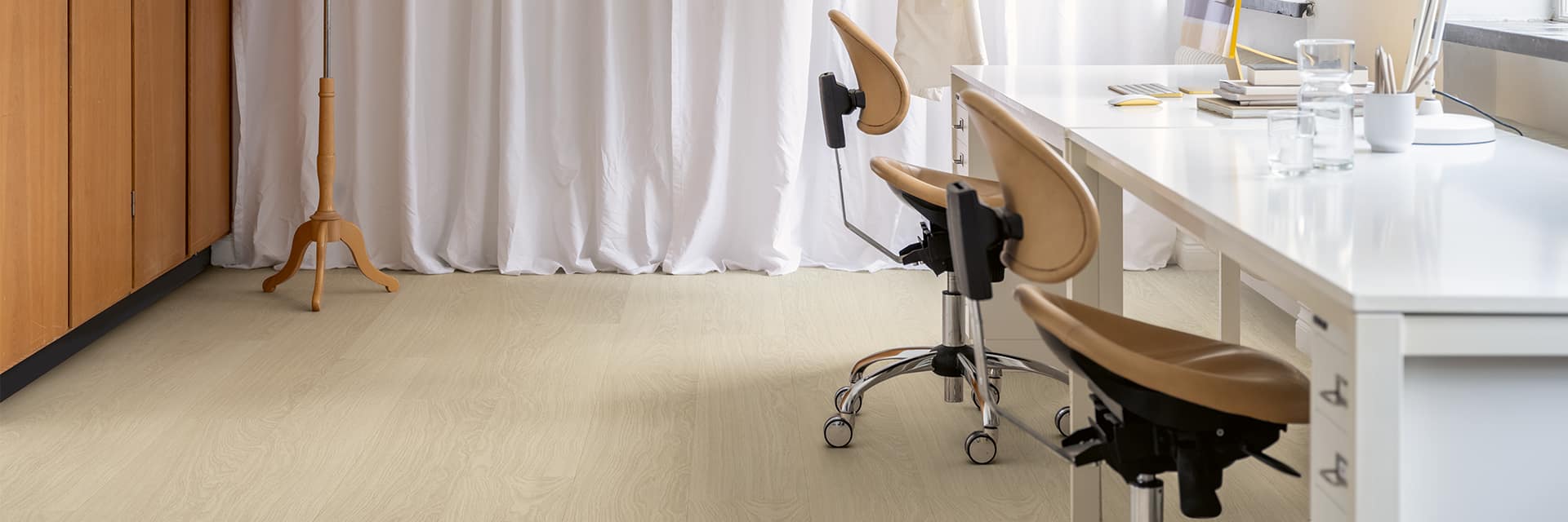 bureau à domicile avec bureau sur un sol en vinyle beige